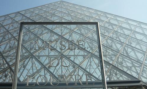 piramide museo louvre parigi