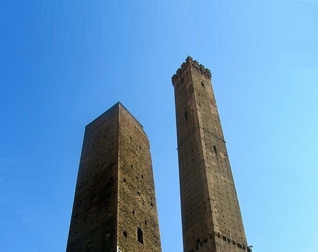 Torre degli Asinelli e Garisenda , le due torri pendenti di Bologna