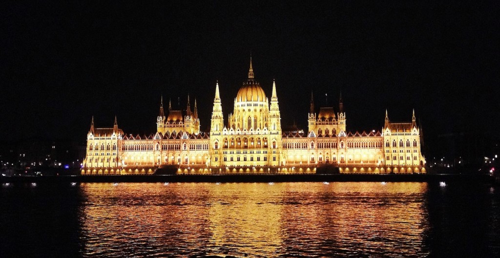 parlamento di budapest illuminato di notte