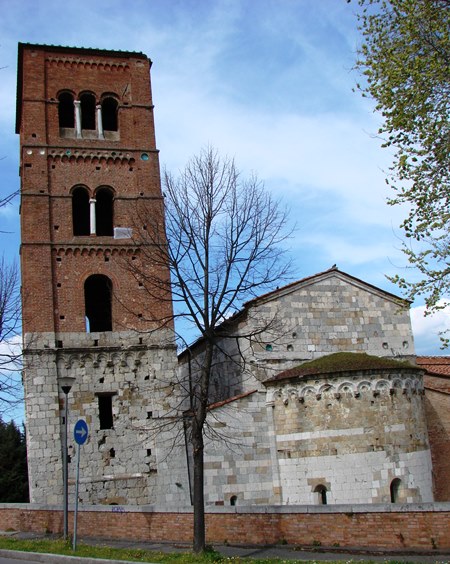 Torre pendente della Chiesa di San Michele degli Scalzi, una delle torri pendenti a Pisa