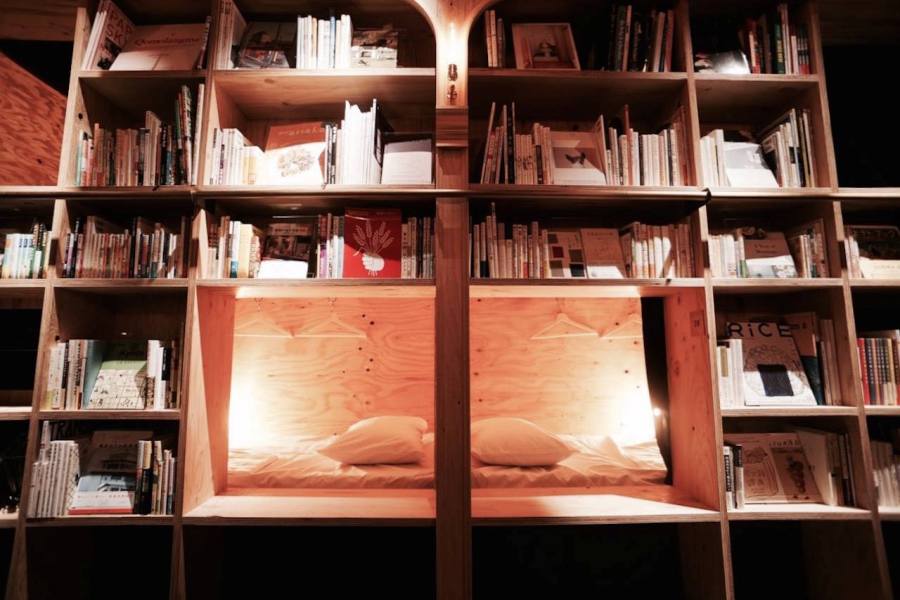 Dormire in una libreria in Giappone