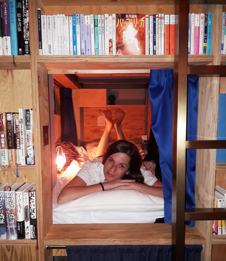 capsule hotel in una libreria una delle tipologie di hotel in giappone