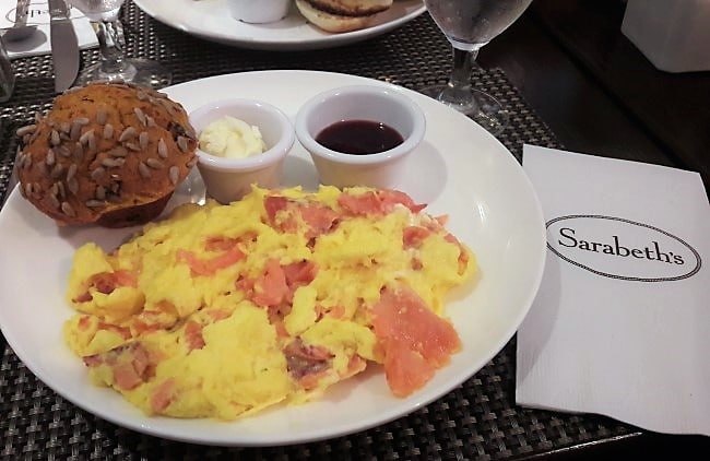 colazione americana scrambled eggs salmon