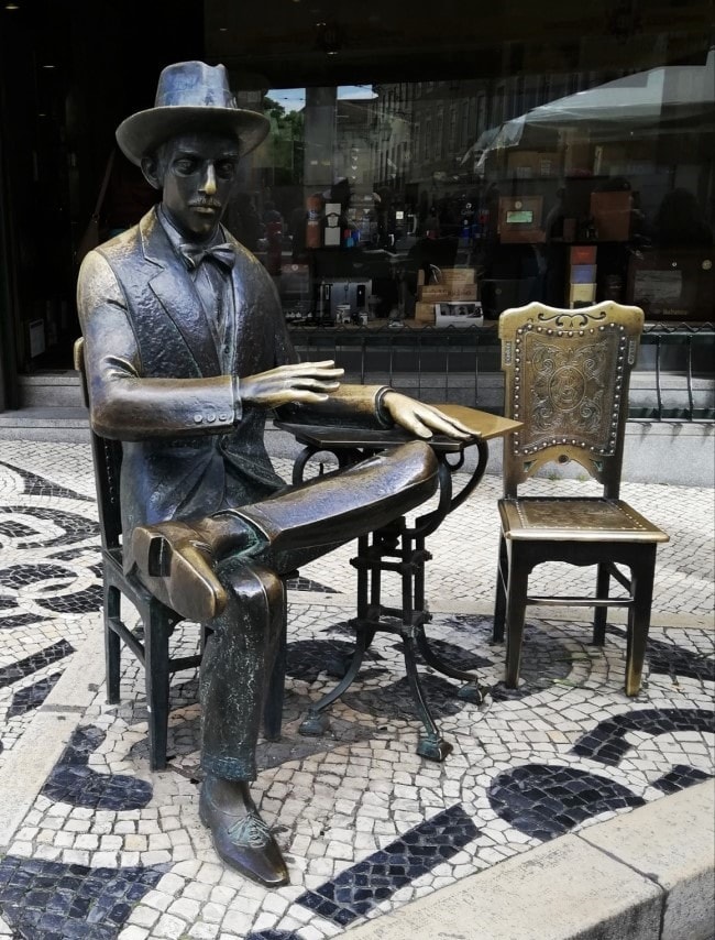 Statua di Pessoa Lisbona