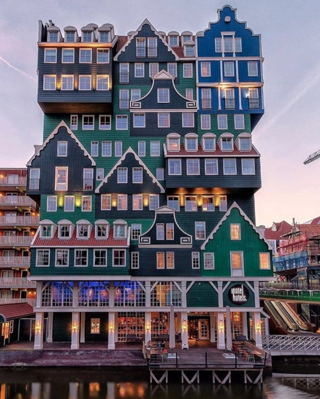 dormire in un hotel a zaandam fatto di casette verdi e blu in stile Lego