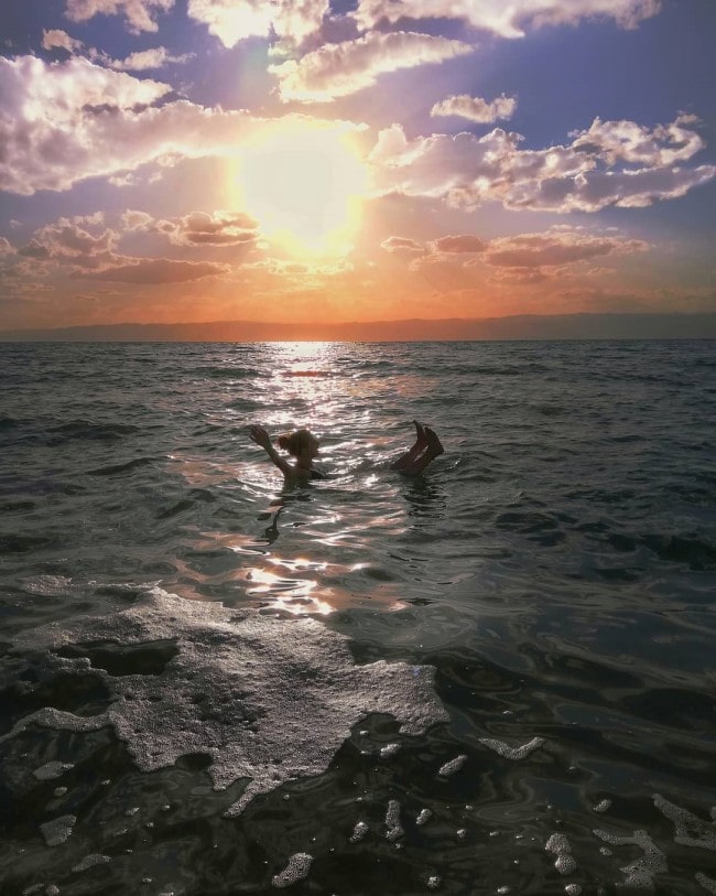 galleggiare nel mar morto