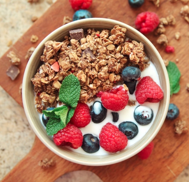 ciotola di granola, yogurt e frutti rossi