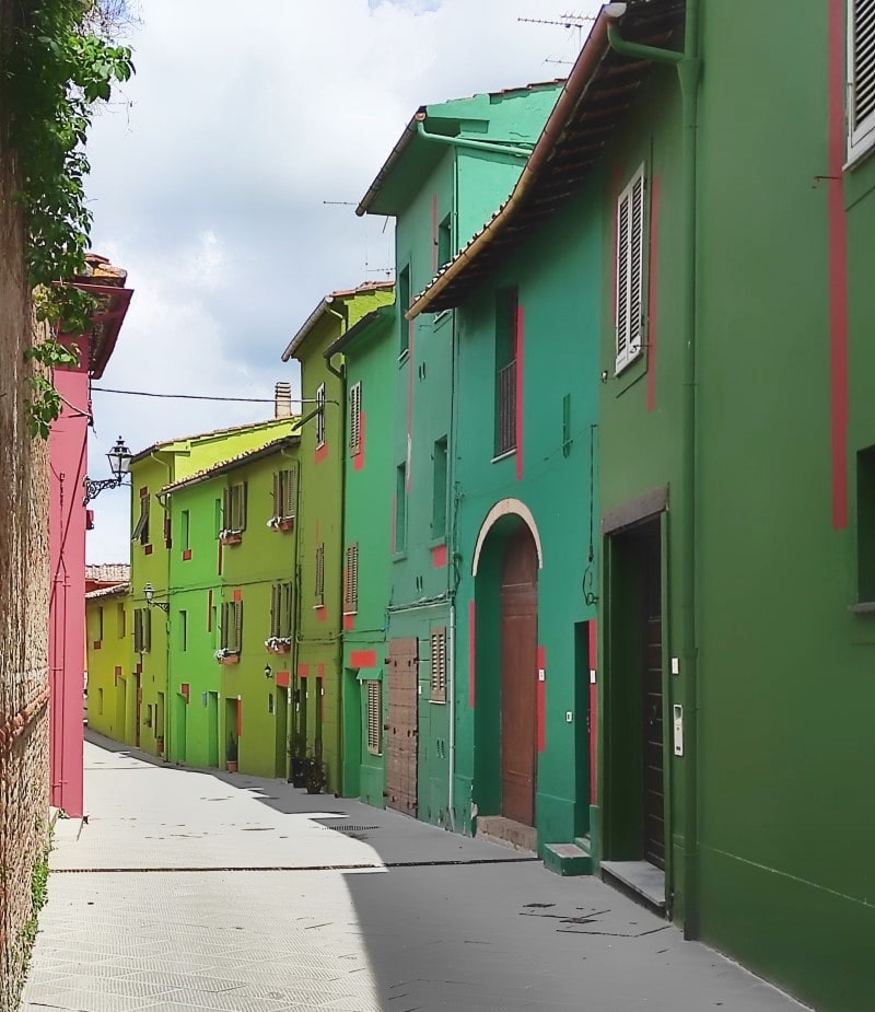 la coloratissima via di mezzo a Ghizzano di Peccioli