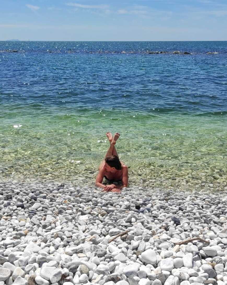 marina di pisa spiaggia sassi bianchi