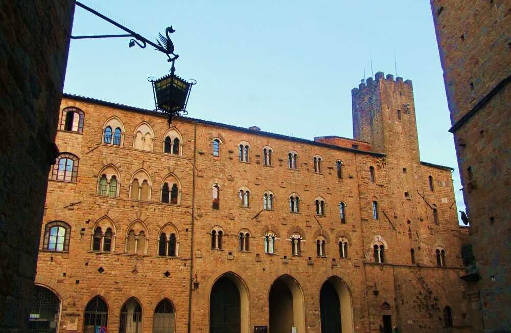 Piazza dei Priori volterra