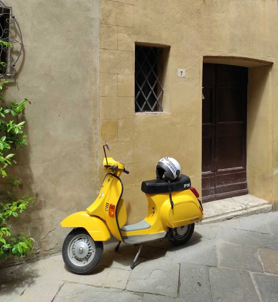 vespa gialla pienza