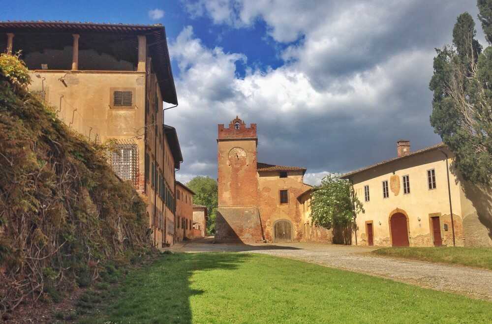 villa saletta uno dei paesi abbandonati in toscana vicino pisa