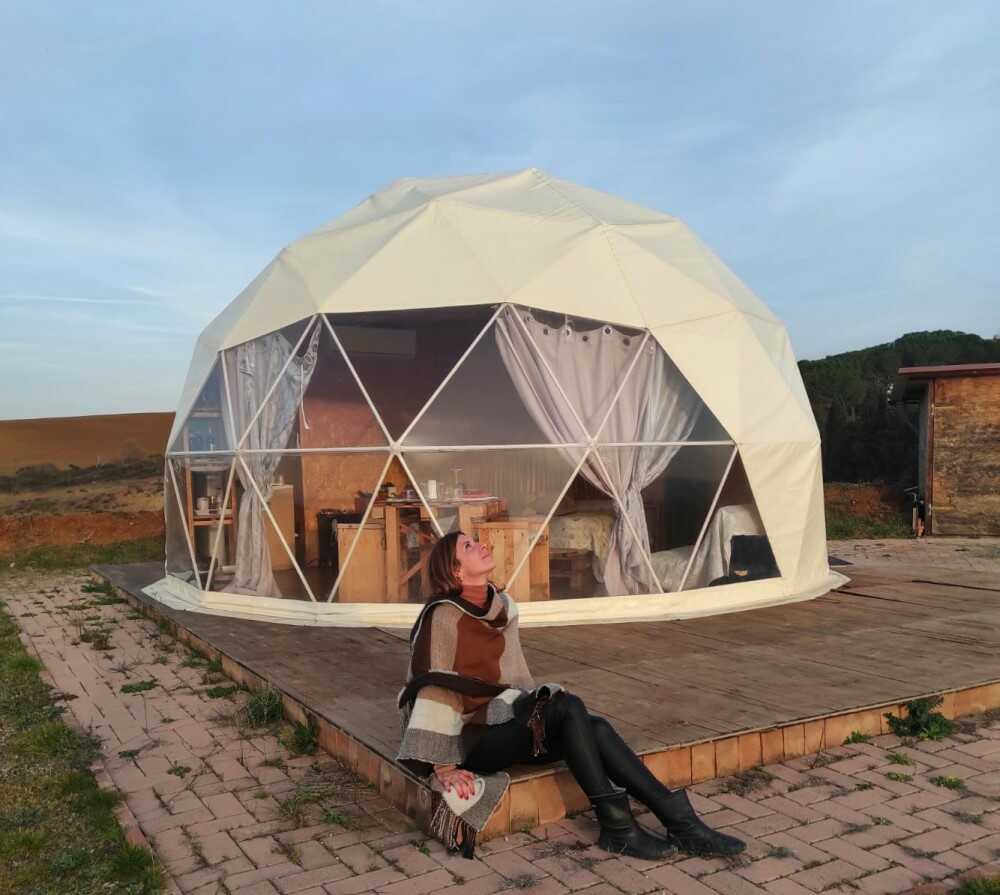 Dormire in una cupola geodetica in Toscana al Glamping Il Sole