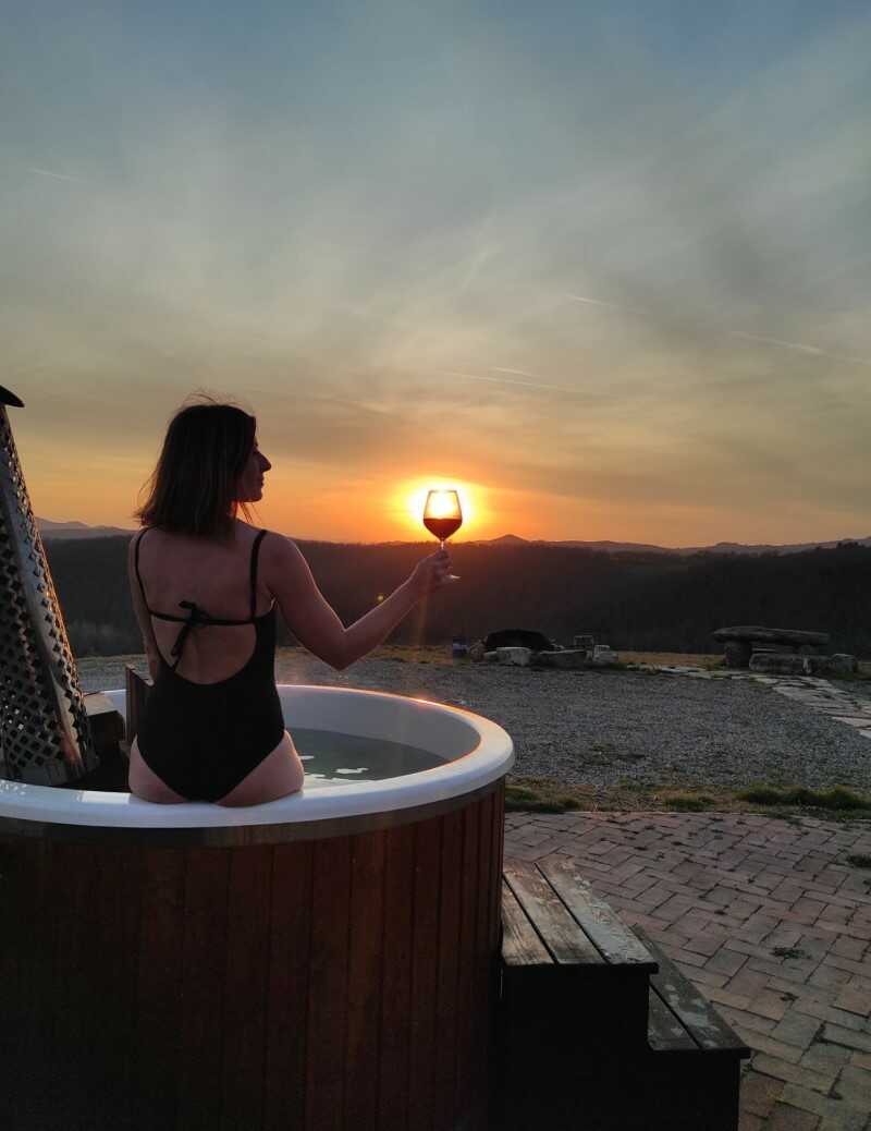 aperitivo al tramonto in una hot hub al glamping il sole in toscana