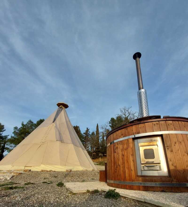 tenda indiana con hot tub al Glamping Il Sole