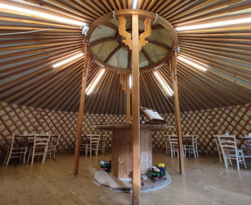sala colazioni del Glamping Il Sole in una yurta