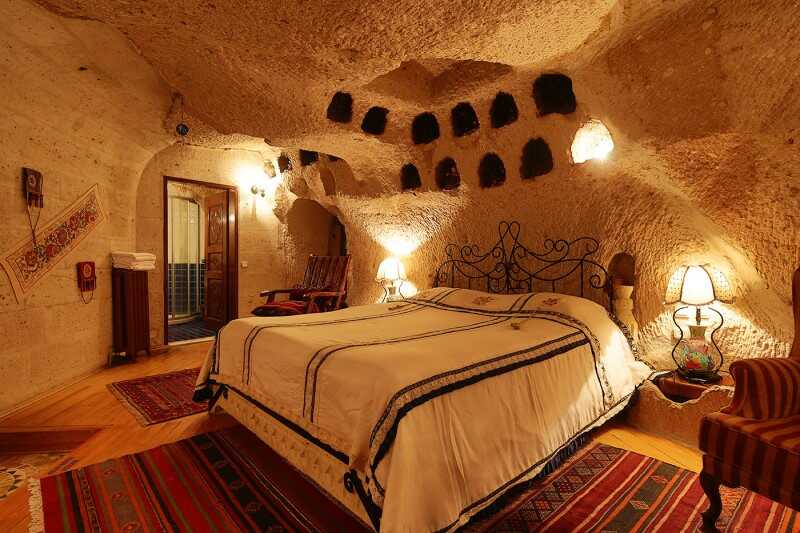 Dormire in un hotel realizzato nei camini delle fate in Cappadocia
