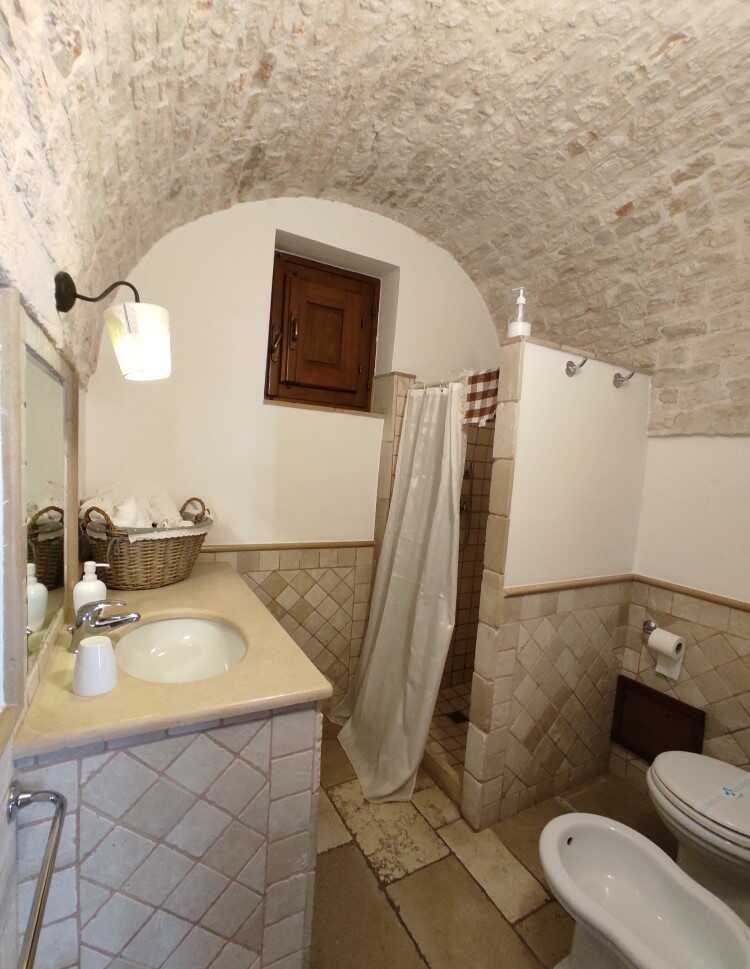 bagno in un trullo ad alberobello