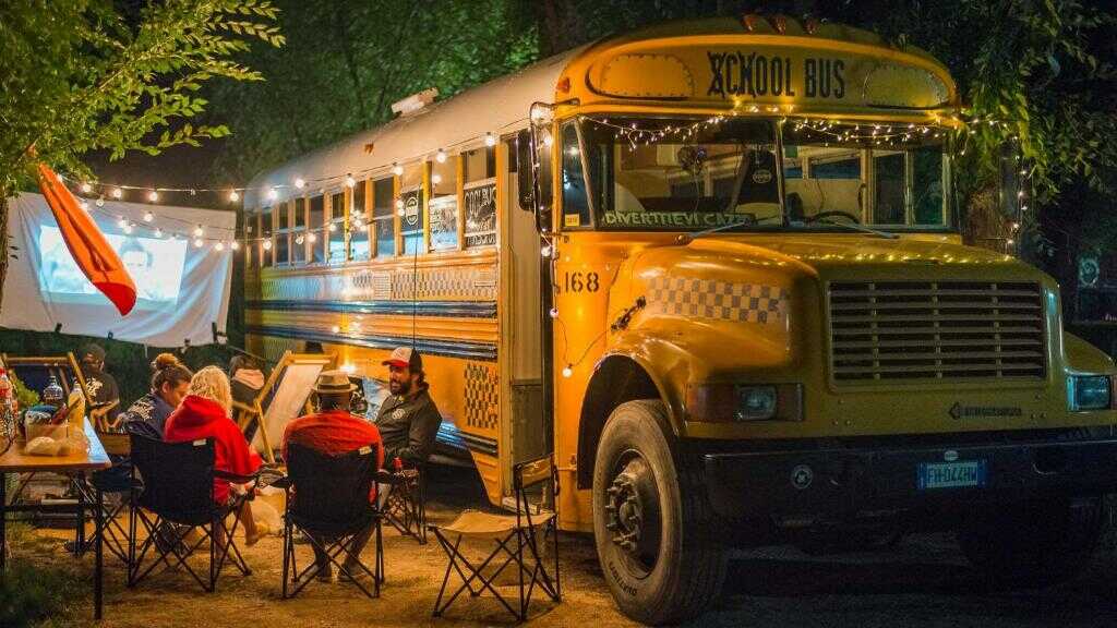 school bus Orlando in Chianti Glamping