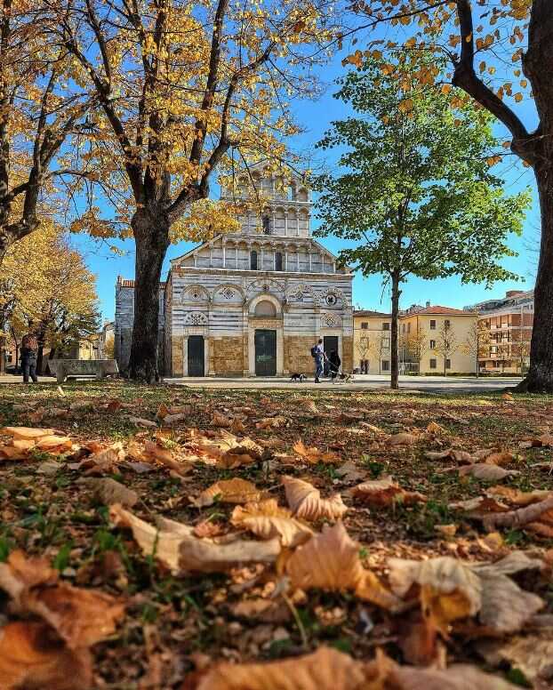 chiesa di san paolo ripa d'arno a pisa in autunno