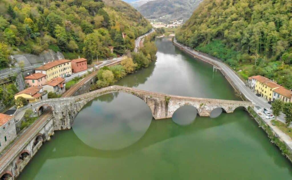 ponte del diavolo borgo a mozzano toscana