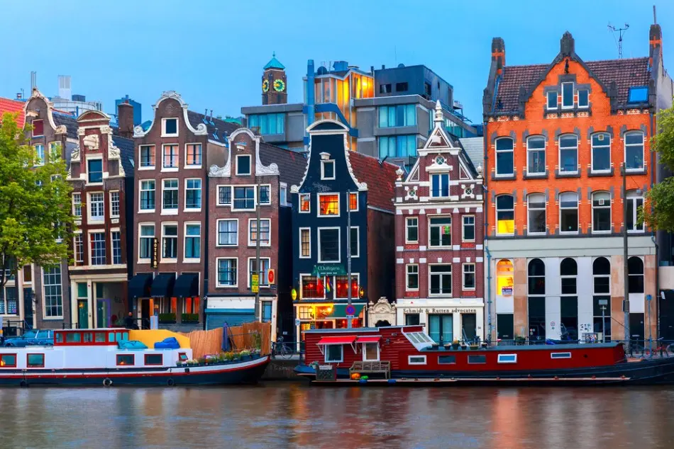 canale di Amsterdam con case olandesi