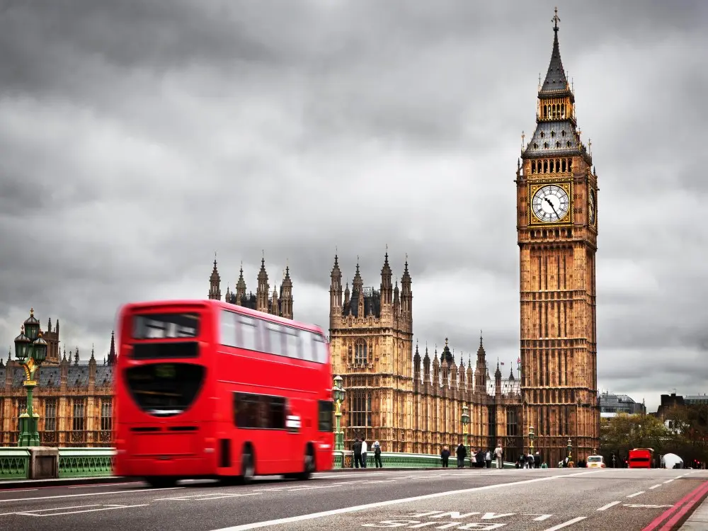 Londra Big Ben e un Autobus rosso in movimento