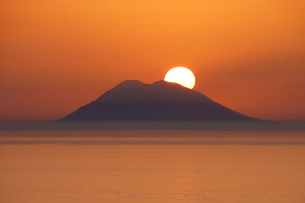 Tramonto sull'isola di Stromboli