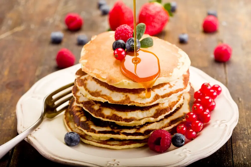 pancakes con sciroppo d'acero e frutti di bosco