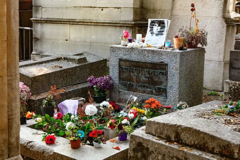 tomba Jim Morrison cimitero Pere Lachaise Parigi