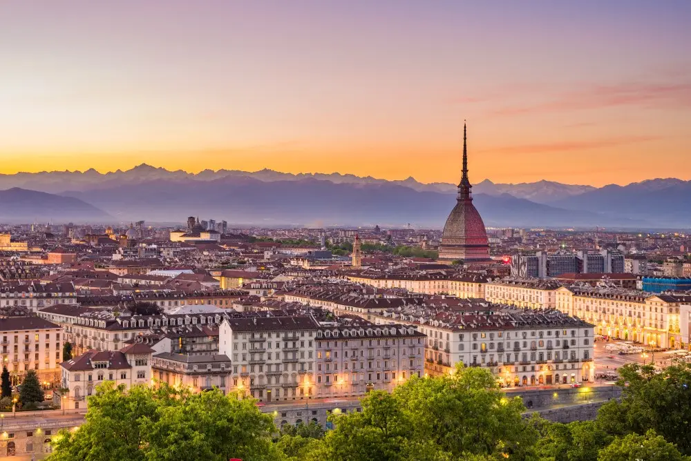 panorama su torino con vista mole antonelliana e montagne