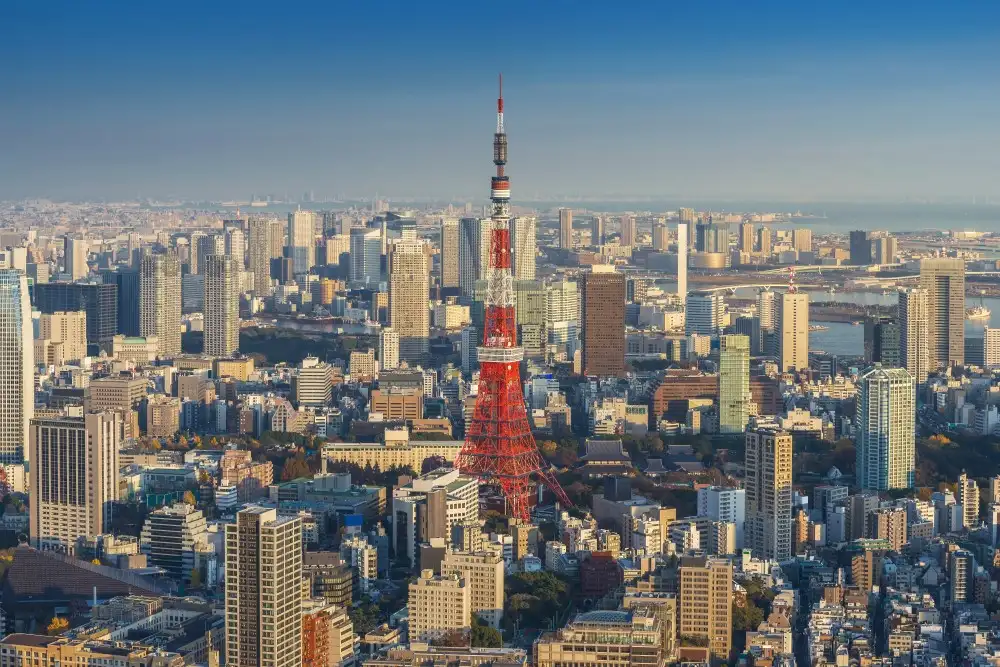 Skyline di Tokyo con Tokyo Tower al tramonto