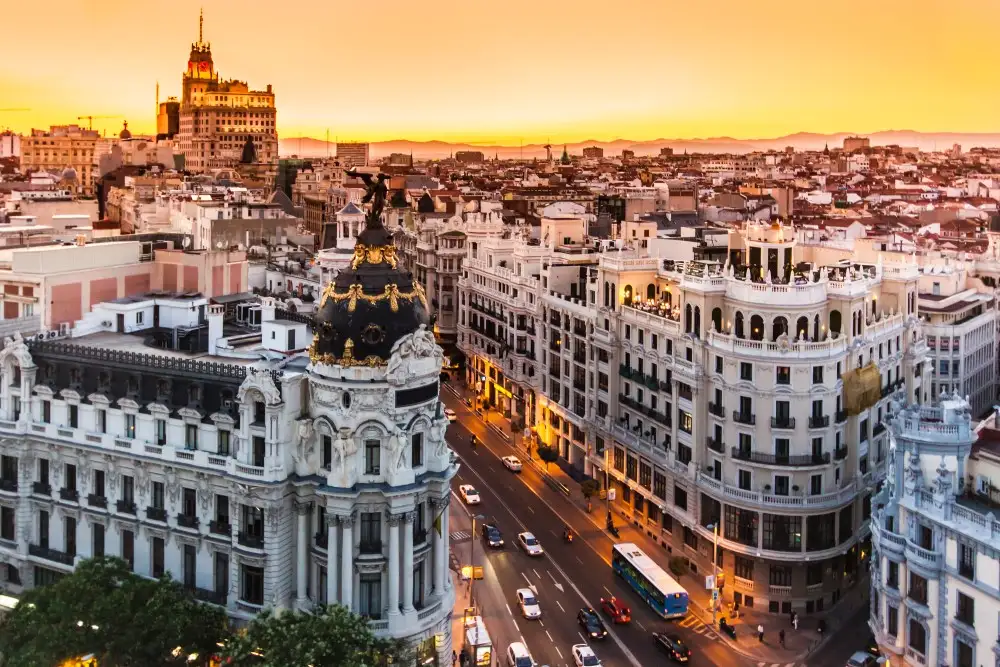 Vista panoramica sulla Gran Via dalla terrazza del Circolo delle Belle Arti a Madrid