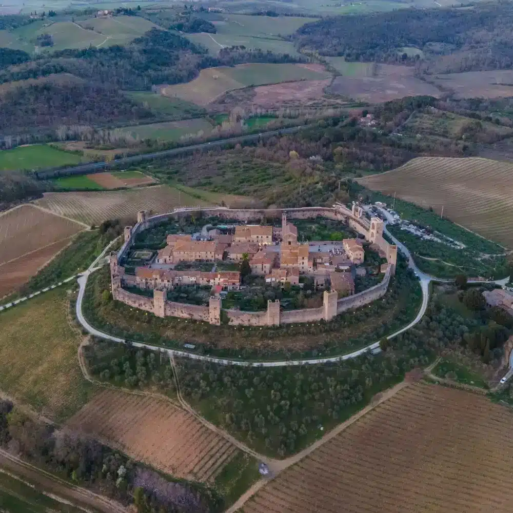 monteriggioni borgo vicino siena