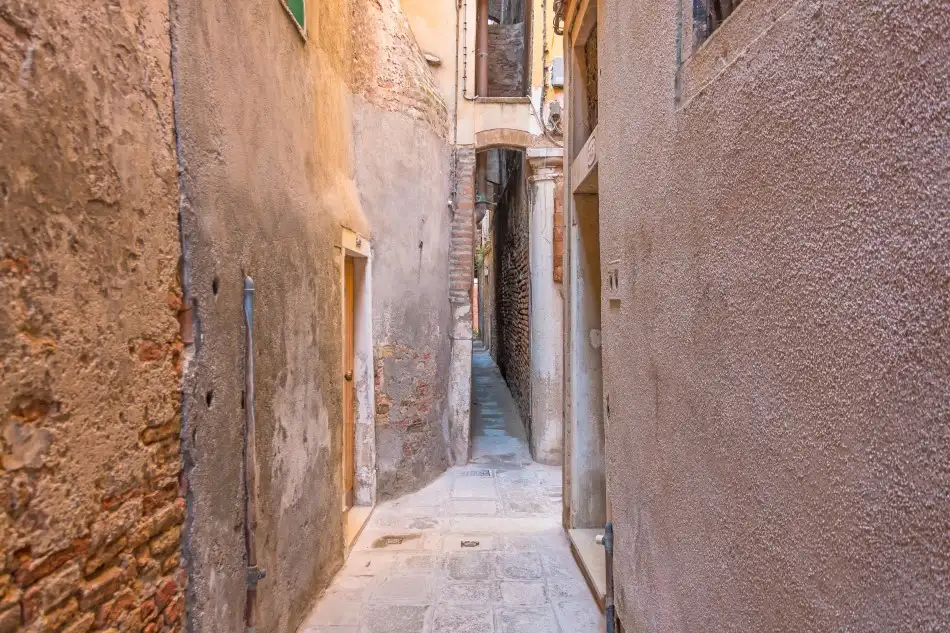 calle più stretta di venezia