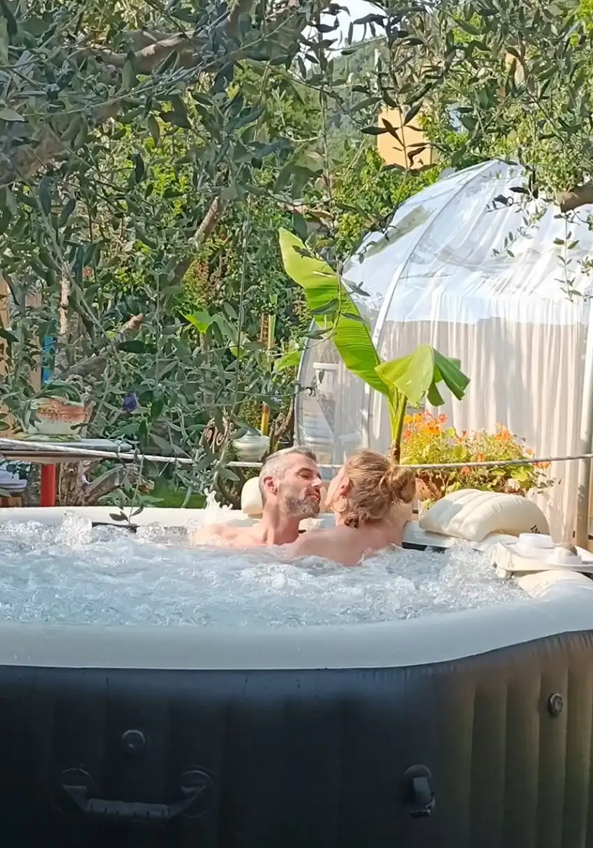 jacuzzi nel giardino della sky room carrara