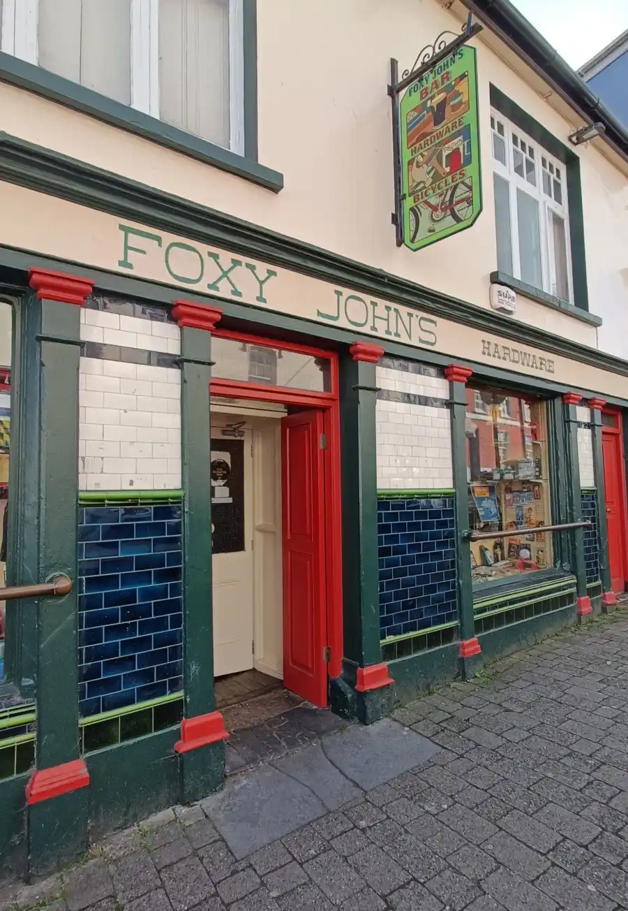 foxy john's dingle pub ferramenta in irlanda