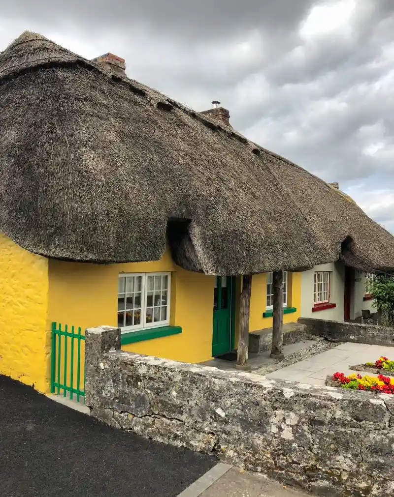 Adare villaggio irlandese con case con i tetti di paglia