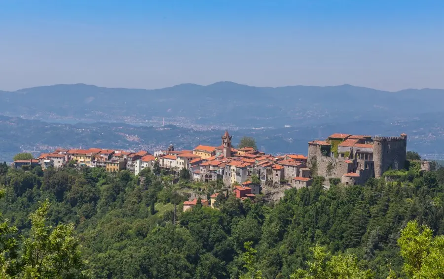 Fosdinovo borgo medievale con castello in toscana