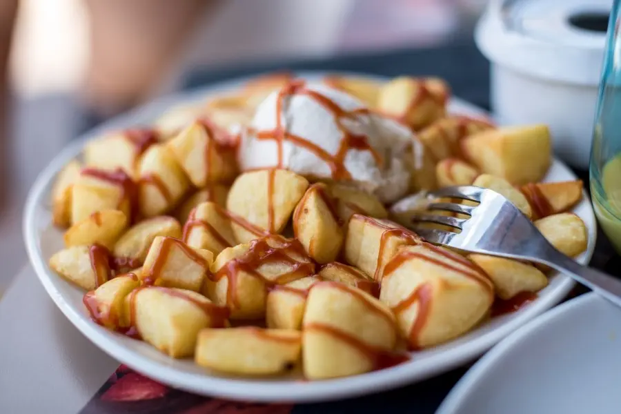 patatas bravas uno dei piatti tipici spagnoli