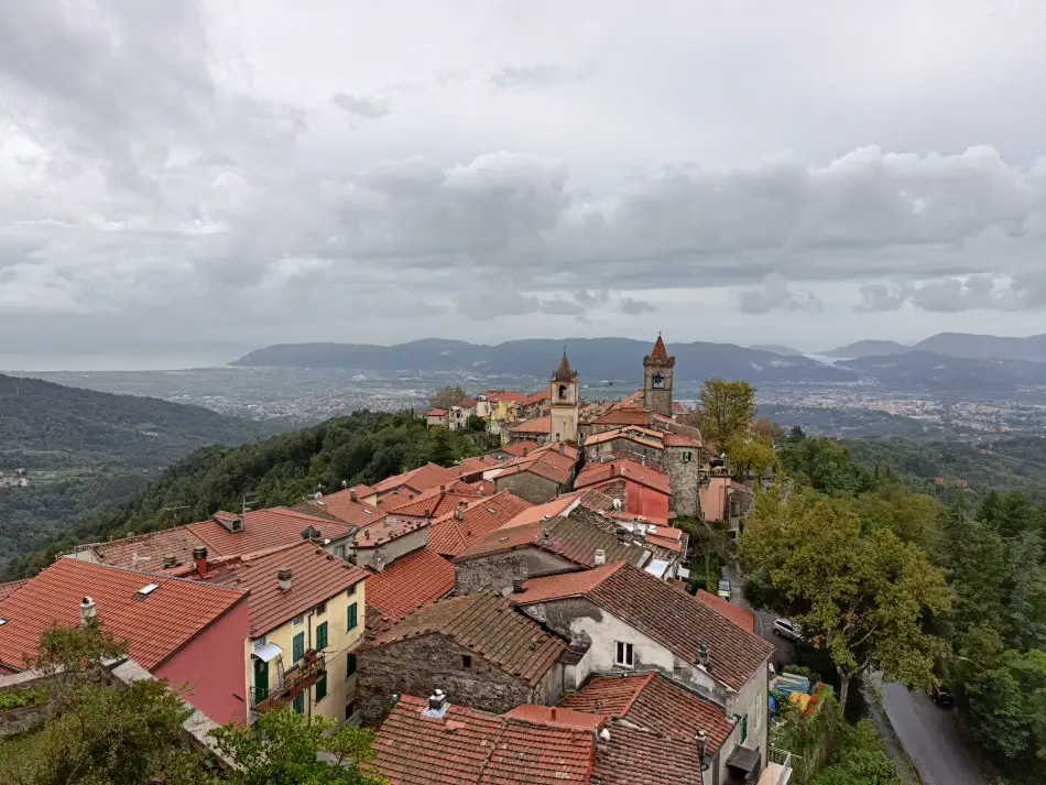 vista panoramica sul borgo di Fosdinovo dal Castello Malaspina