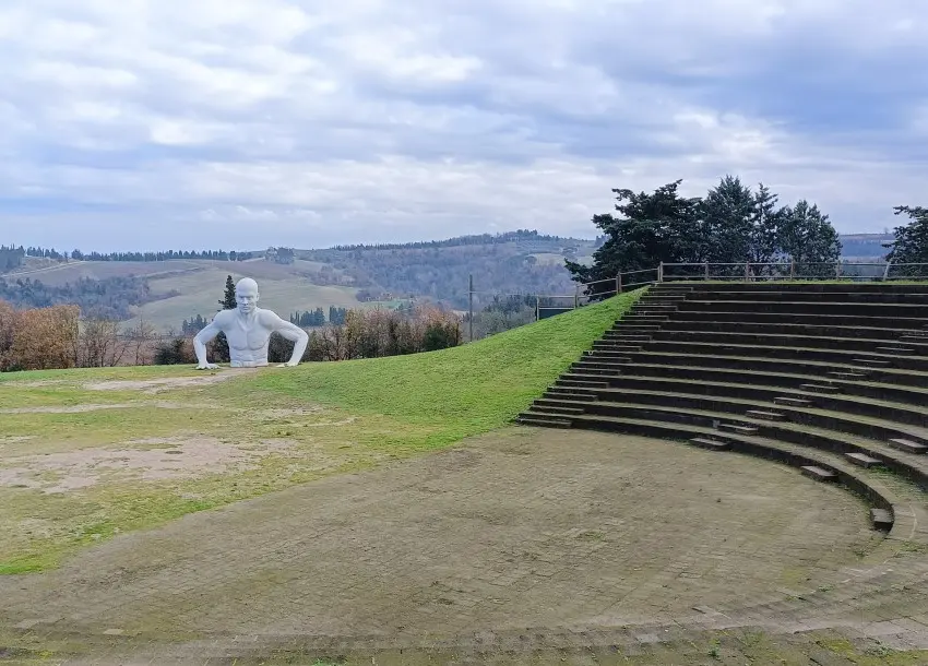 Uno dei giganti di Peccioli all'Anfiteatro Fonte Mazzola