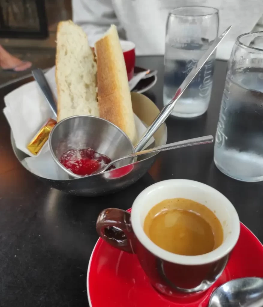 Café et baguette la tradizionale colazione francese