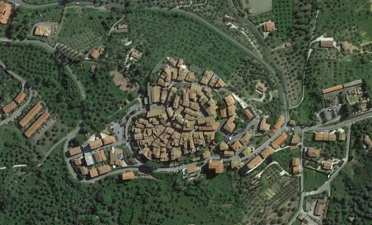 montemerano vista aerea del borgo a forma di cuore