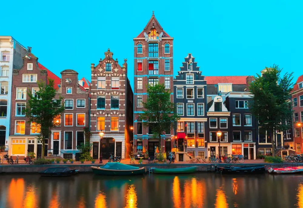 Vista notturna sulla città di Amsterdam