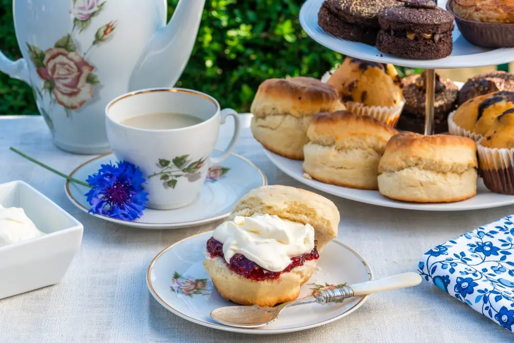 afternoon tea te pomeridiano con torte e focaccine tradizionali inglesi