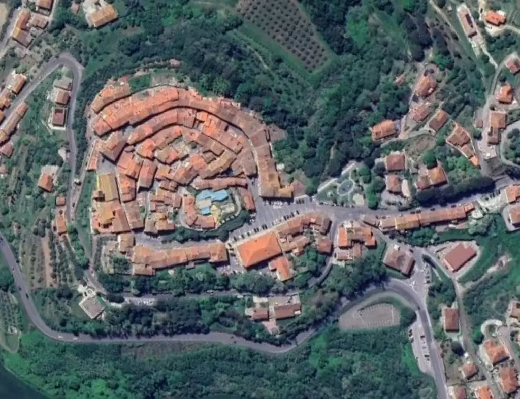 Santa Maria a Monte vista aerea del borgo a forma di chiocciola