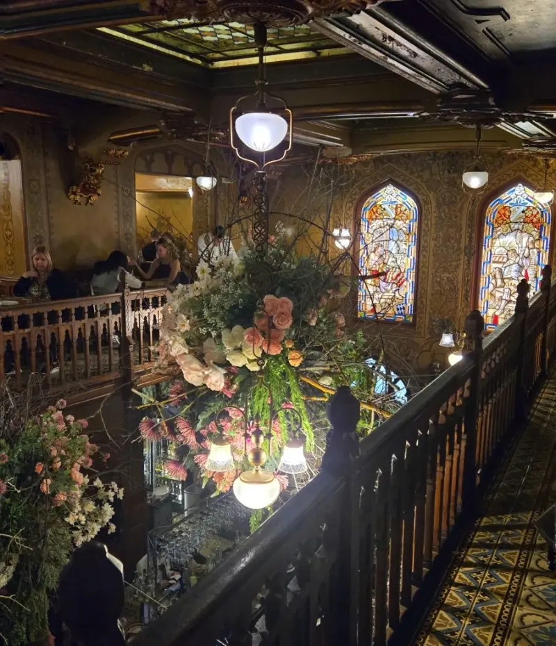 Interni del ristorante Caru' cu bere di Bucarest