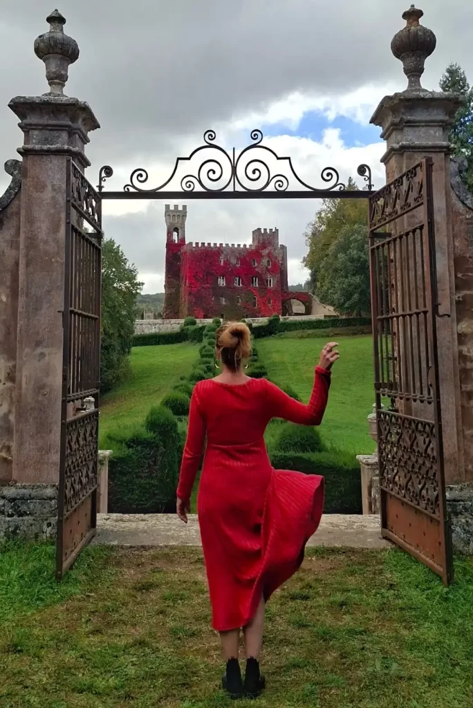 castello di celsa in autunno foliage rosso