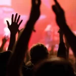 folla ad un festival estivo